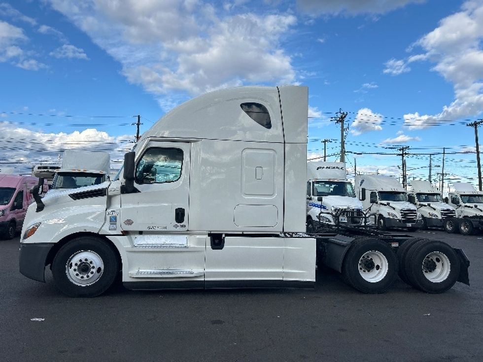 Sleeper Tractor-Heavy Duty Tractors-Freightliner-2020-T12664ST-Kearny-NJ-505,651\n\t\tmiles-$ 59,250 - Image 4