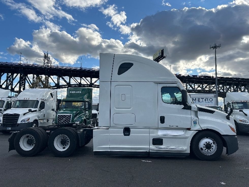 Sleeper Tractor-Heavy Duty Tractors-Freightliner-2020-T12664ST-Kearny-NJ-505,651\n\t\tmiles-$ 59,250 - Image 8