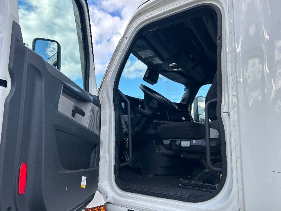 Sleeper Tractor-Heavy Duty Tractors-Freightliner-2020-T12664ST-Kearny-NJ-505,651\n\t\tmiles-$ 59,250 - Image 9