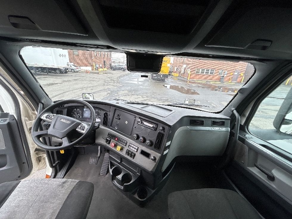 Sleeper Tractor-Heavy Duty Tractors-Freightliner-2020-T12664ST-Kearny-NJ-569,226\n\t\tmiles-$ 54,250 - Image 12