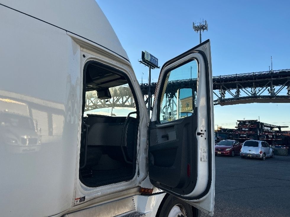 Sleeper Tractor-Heavy Duty Tractors-Freightliner-2020-T12664ST-Kearny-NJ-569,226\n\t\tmiles-$ 54,250 - Image 13