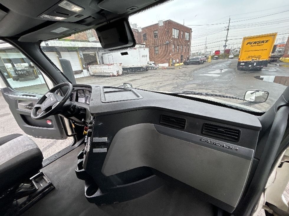 Sleeper Tractor-Heavy Duty Tractors-Freightliner-2020-T12664ST-Kearny-NJ-569,226\n\t\tmiles-$ 54,250 - Image 14