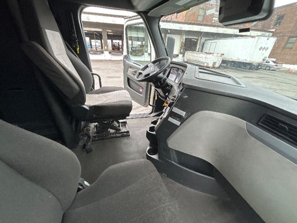 Sleeper Tractor-Heavy Duty Tractors-Freightliner-2020-T12664ST-Kearny-NJ-569,226\n\t\tmiles-$ 54,250 - Image 15