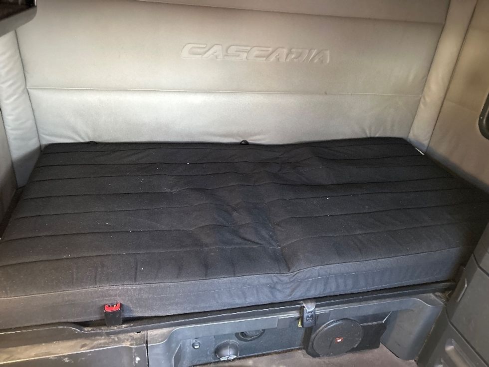 Sleeper Tractor-Heavy Duty Tractors-Freightliner-2020-T12664ST-Kearny-NJ-569,226\n\t\tmiles-$ 54,250 - Image 16