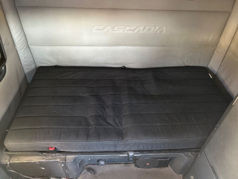 Sleeper Tractor-Heavy Duty Tractors-Freightliner-2020-T12664ST-Kearny-NJ-569,226\n\t\tmiles-$ 54,250 - Image 17