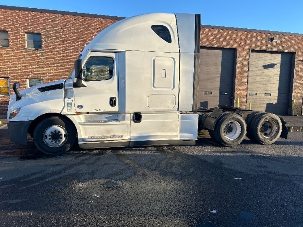 Sleeper Tractor-Heavy Duty Tractors-Freightliner-2020-T12664ST-Kearny-NJ-569,226\n\t\tmiles-$ 54,250 - Image 4