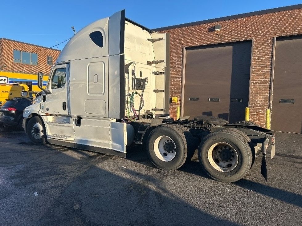 Sleeper Tractor-Heavy Duty Tractors-Freightliner-2020-T12664ST-Kearny-NJ-569,226\n\t\tmiles-$ 54,250 - Image 5