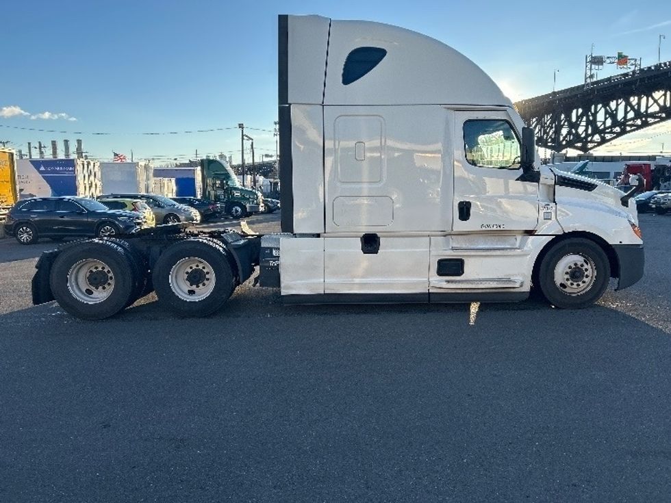 Sleeper Tractor-Heavy Duty Tractors-Freightliner-2020-T12664ST-Kearny-NJ-569,226\n\t\tmiles-$ 54,250 - Image 8