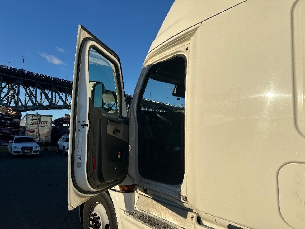 Sleeper Tractor-Heavy Duty Tractors-Freightliner-2020-T12664ST-Kearny-NJ-569,226\n\t\tmiles-$ 54,250 - Image 9