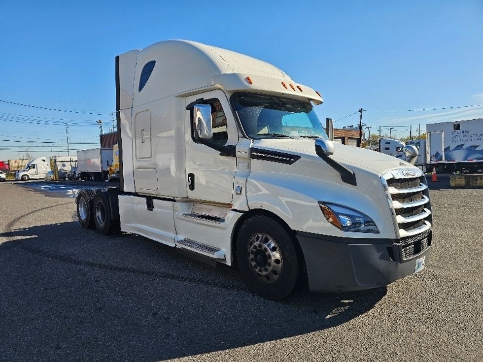 Sleeper Tractor-Heavy Duty Tractors-Freightliner-2020-T12664ST-Kearny-NJ-625,907\n\t\tmiles-$ 49,500 - Image 1