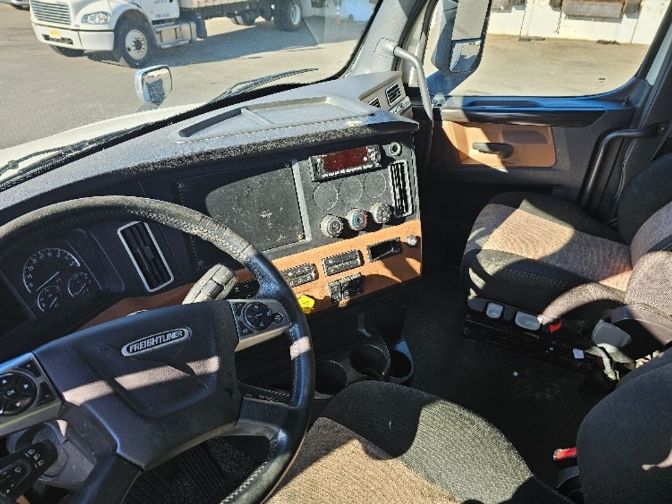 Sleeper Tractor-Heavy Duty Tractors-Freightliner-2020-T12664ST-Kearny-NJ-625,907\n\t\tmiles-$ 49,500 - Image 10