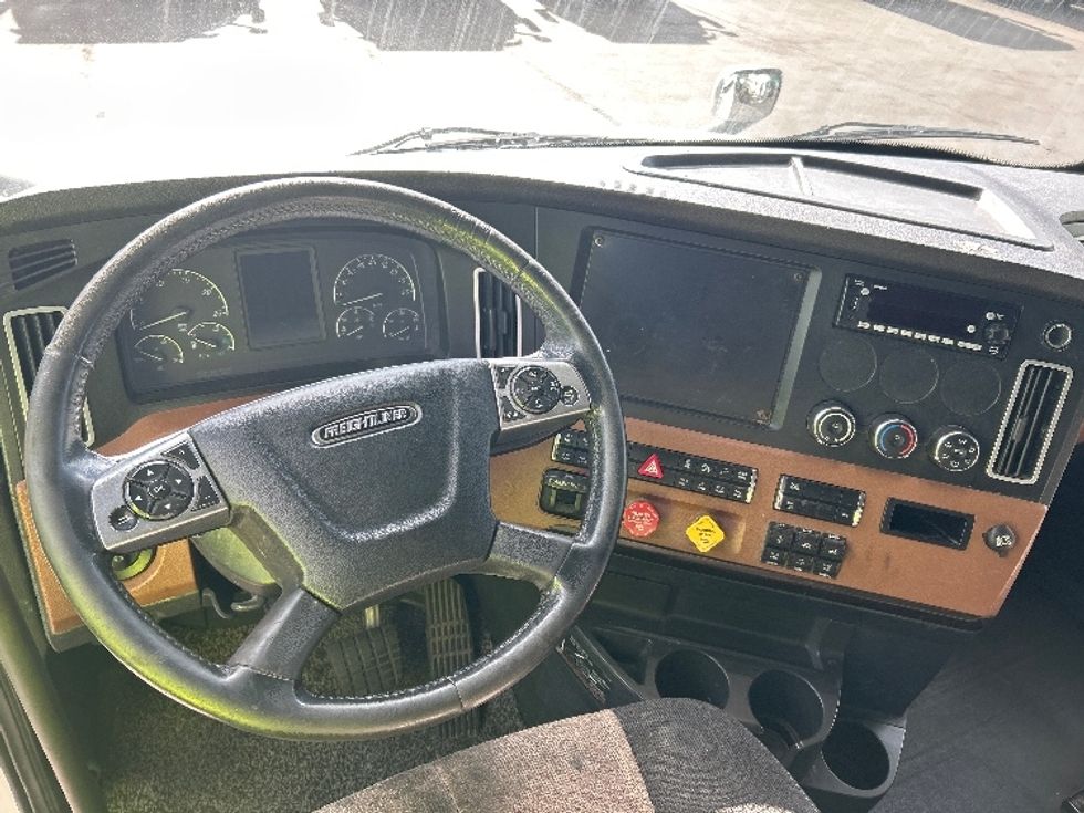 Sleeper Tractor-Heavy Duty Tractors-Freightliner-2020-T12664ST-Kearny-NJ-625,907\n\t\tmiles-$ 49,500 - Image 11