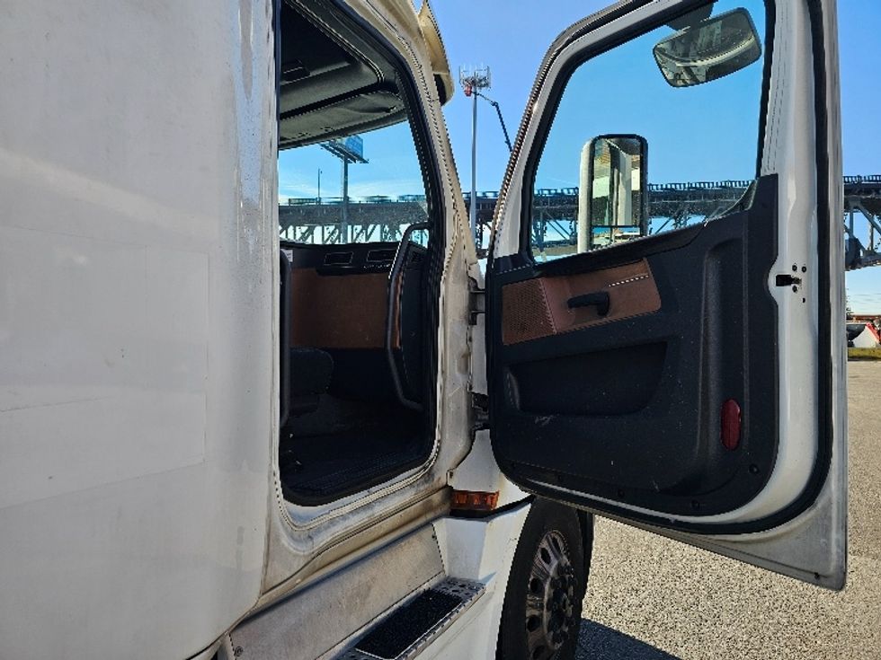 Sleeper Tractor-Heavy Duty Tractors-Freightliner-2020-T12664ST-Kearny-NJ-625,907\n\t\tmiles-$ 49,500 - Image 13