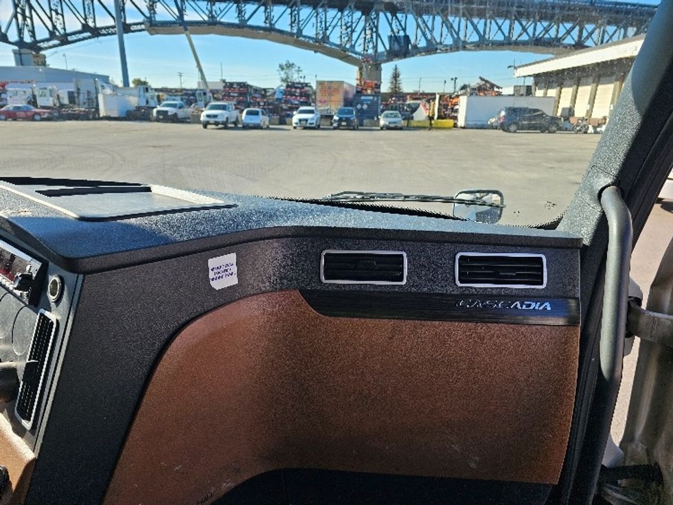 Sleeper Tractor-Heavy Duty Tractors-Freightliner-2020-T12664ST-Kearny-NJ-625,907\n\t\tmiles-$ 49,500 - Image 14