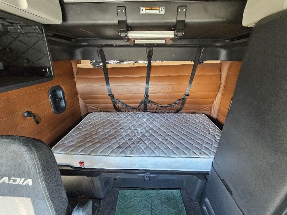 Sleeper Tractor-Heavy Duty Tractors-Freightliner-2020-T12664ST-Kearny-NJ-625,907\n\t\tmiles-$ 49,500 - Image 16