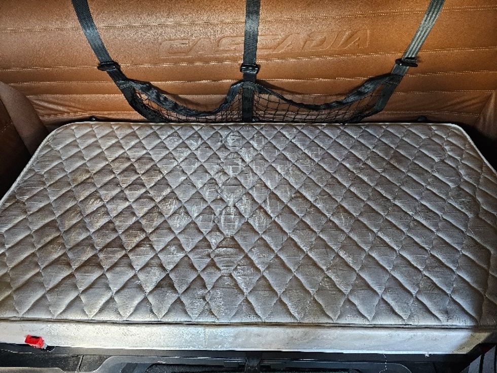 Sleeper Tractor-Heavy Duty Tractors-Freightliner-2020-T12664ST-Kearny-NJ-625,907\n\t\tmiles-$ 49,500 - Image 17