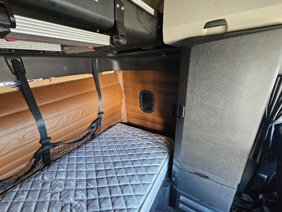 Sleeper Tractor-Heavy Duty Tractors-Freightliner-2020-T12664ST-Kearny-NJ-625,907\n\t\tmiles-$ 49,500 - Image 18