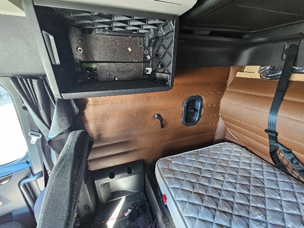 Sleeper Tractor-Heavy Duty Tractors-Freightliner-2020-T12664ST-Kearny-NJ-625,907\n\t\tmiles-$ 49,500 - Image 19