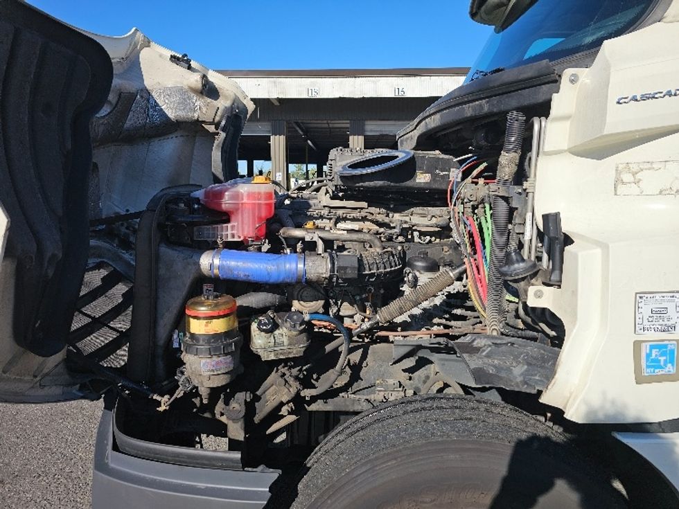 Sleeper Tractor-Heavy Duty Tractors-Freightliner-2020-T12664ST-Kearny-NJ-625,907\n\t\tmiles-$ 49,500 - Image 21