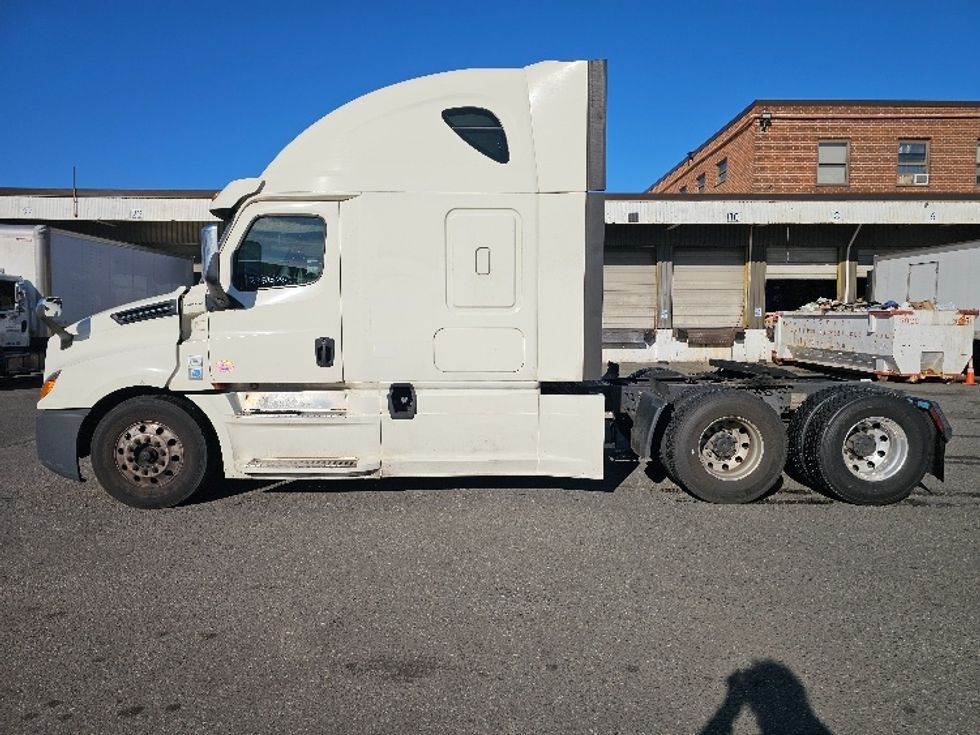 Sleeper Tractor-Heavy Duty Tractors-Freightliner-2020-T12664ST-Kearny-NJ-625,907\n\t\tmiles-$ 49,500 - Image 4