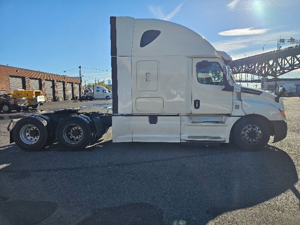 Sleeper Tractor-Heavy Duty Tractors-Freightliner-2020-T12664ST-Kearny-NJ-625,907\n\t\tmiles-$ 49,500 - Image 8