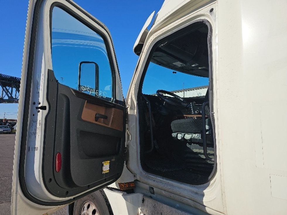 Sleeper Tractor-Heavy Duty Tractors-Freightliner-2020-T12664ST-Kearny-NJ-625,907\n\t\tmiles-$ 49,500 - Image 9