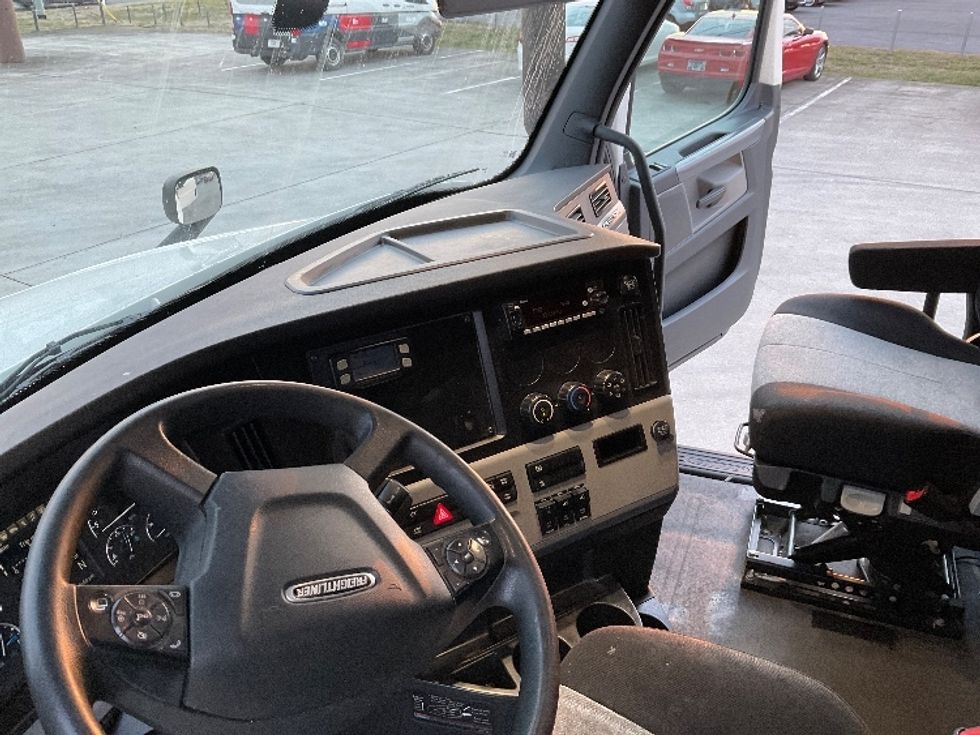 Sleeper Tractor-Heavy Duty Tractors-Freightliner-2020-T12664ST-Knoxville-TN-506,867\n\t\tmiles-$ 60,000 - Image 10