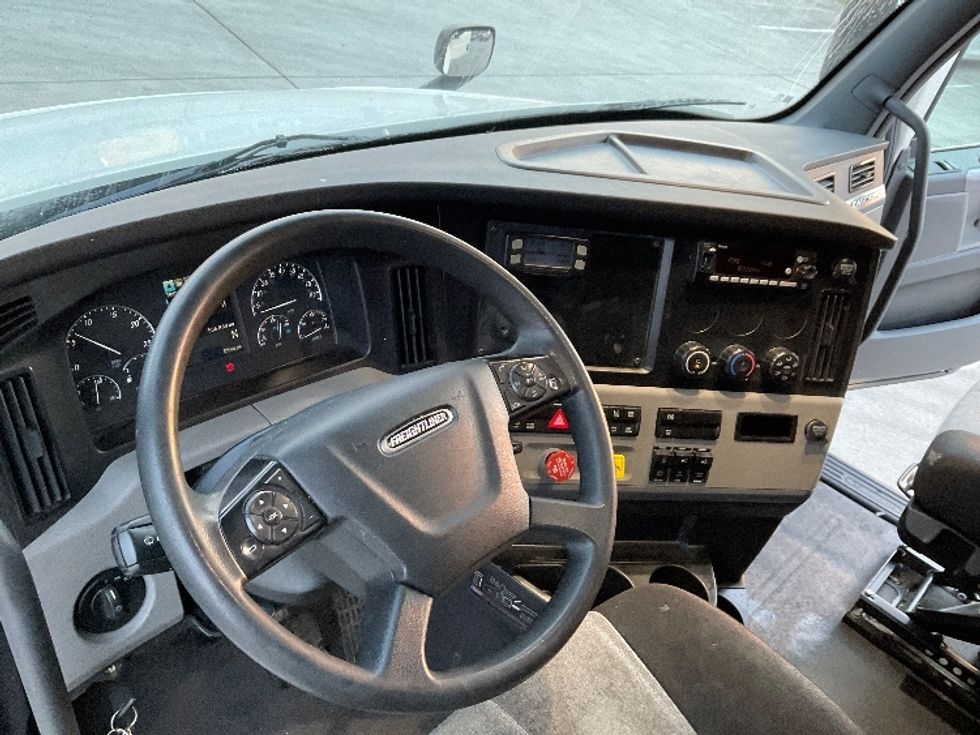 Sleeper Tractor-Heavy Duty Tractors-Freightliner-2020-T12664ST-Knoxville-TN-506,867\n\t\tmiles-$ 60,000 - Image 11