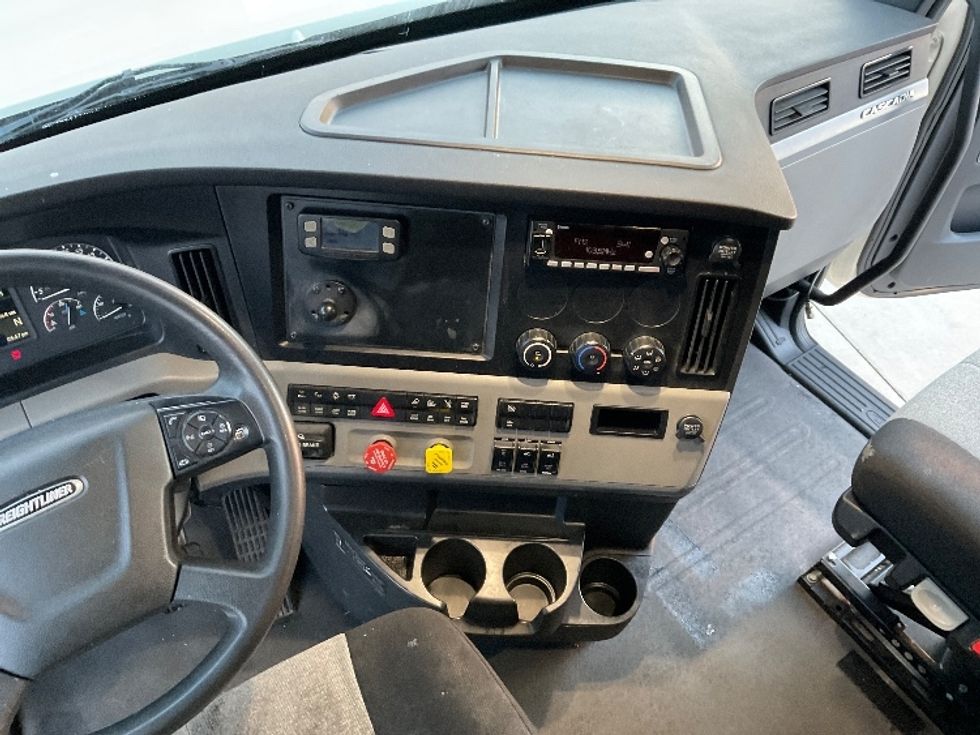 Sleeper Tractor-Heavy Duty Tractors-Freightliner-2020-T12664ST-Knoxville-TN-506,867\n\t\tmiles-$ 60,000 - Image 12