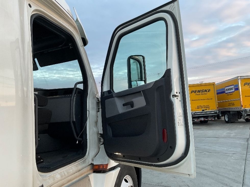 Sleeper Tractor-Heavy Duty Tractors-Freightliner-2020-T12664ST-Knoxville-TN-506,867\n\t\tmiles-$ 60,000 - Image 13