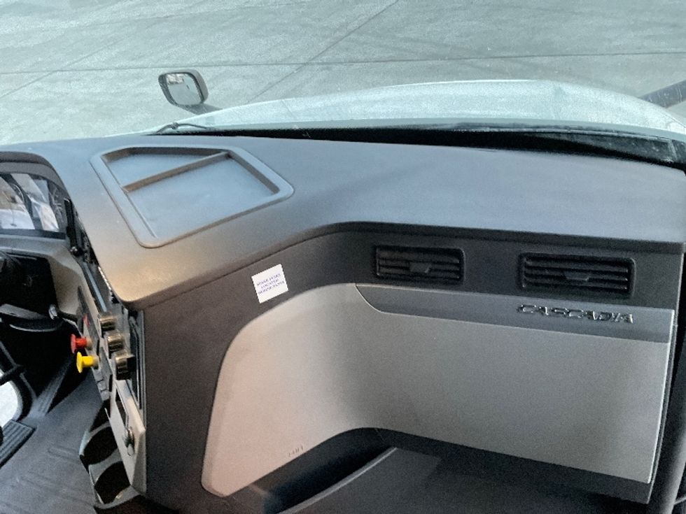 Sleeper Tractor-Heavy Duty Tractors-Freightliner-2020-T12664ST-Knoxville-TN-506,867\n\t\tmiles-$ 60,000 - Image 14