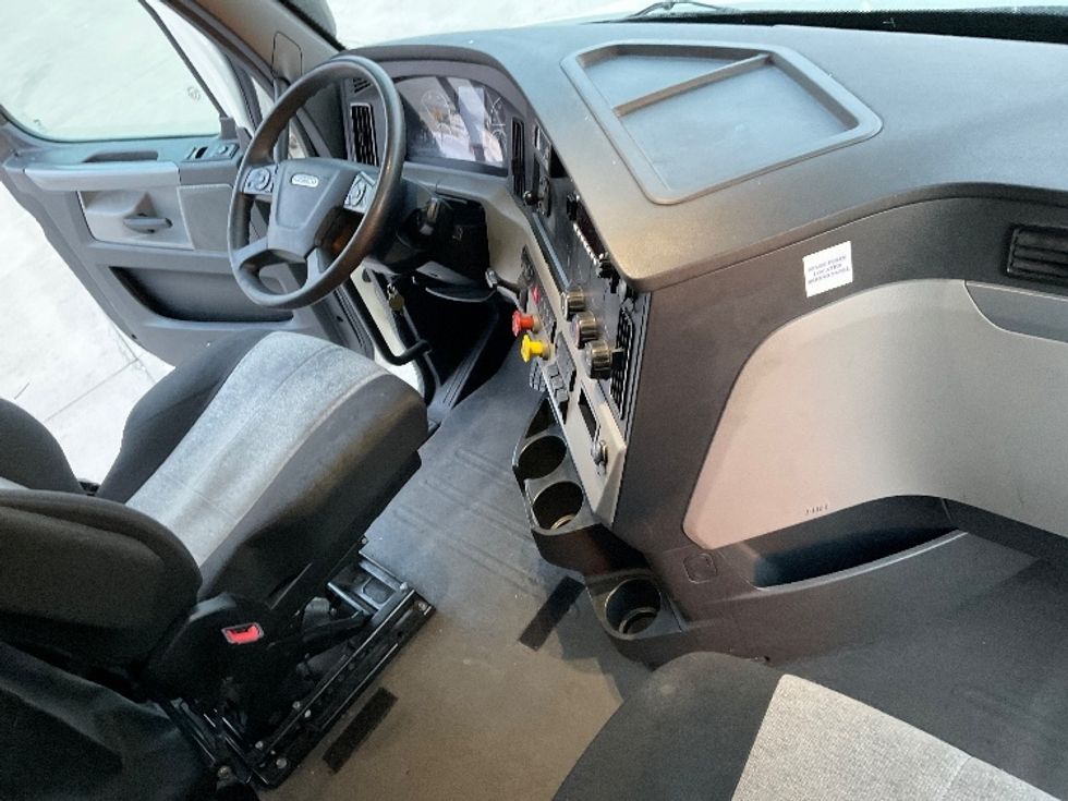 Sleeper Tractor-Heavy Duty Tractors-Freightliner-2020-T12664ST-Knoxville-TN-506,867\n\t\tmiles-$ 60,000 - Image 15