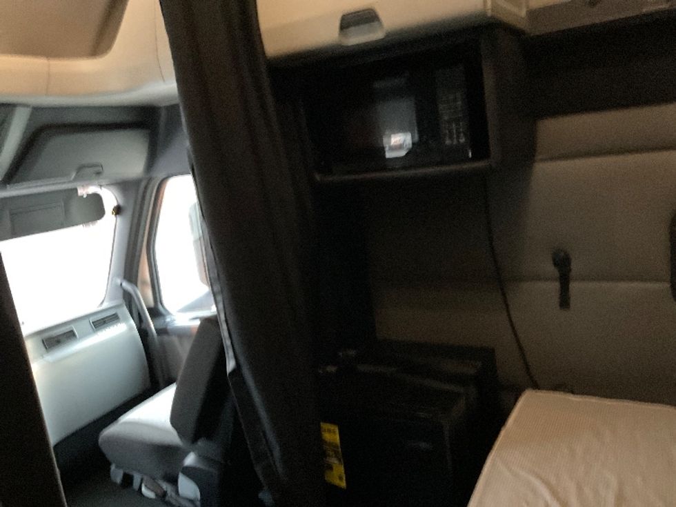 Sleeper Tractor-Heavy Duty Tractors-Freightliner-2020-T12664ST-Knoxville-TN-506,867\n\t\tmiles-$ 60,000 - Image 19