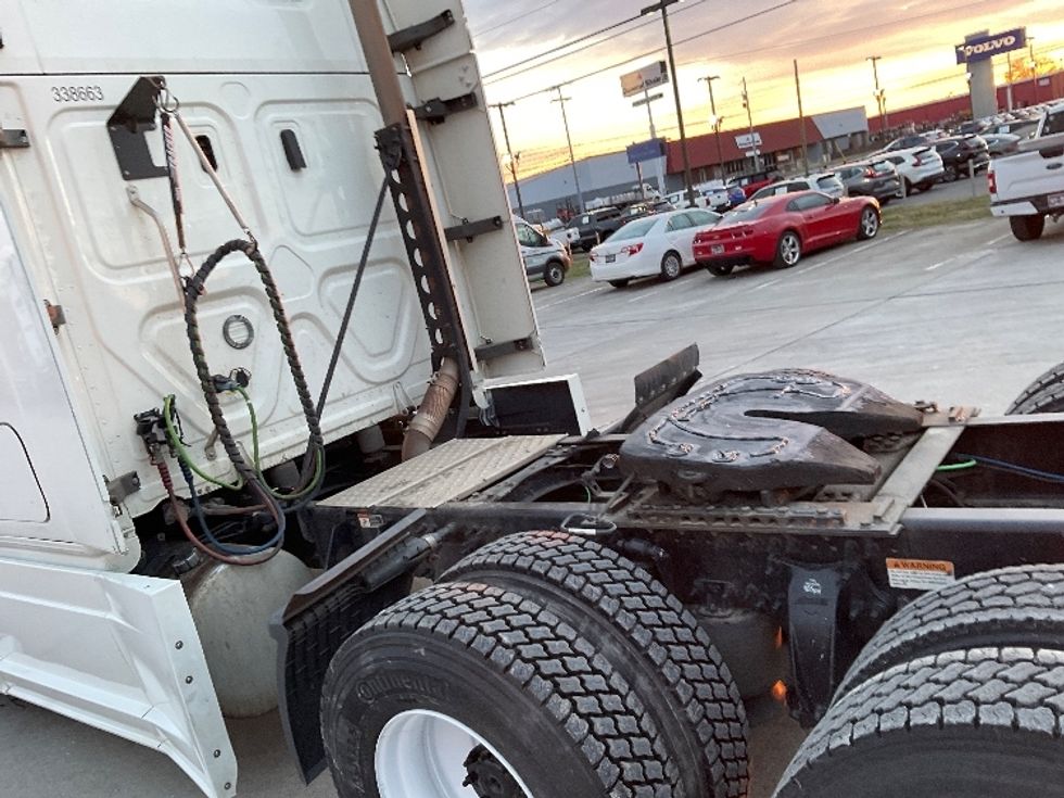 Sleeper Tractor-Heavy Duty Tractors-Freightliner-2020-T12664ST-Knoxville-TN-506,867\n\t\tmiles-$ 60,000 - Image 23