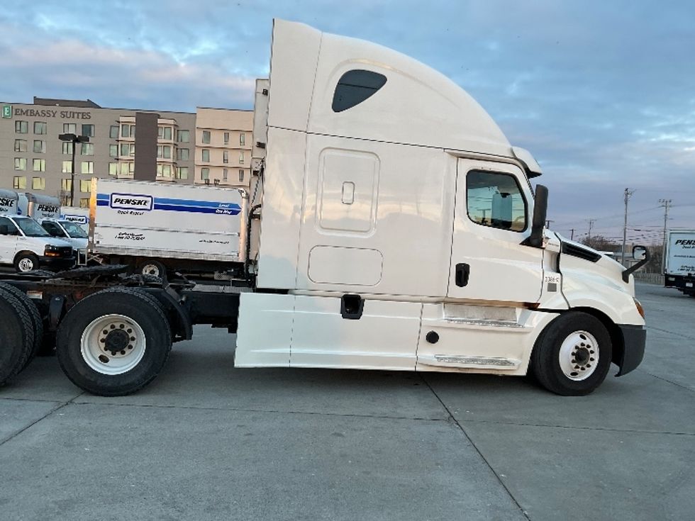 Sleeper Tractor-Heavy Duty Tractors-Freightliner-2020-T12664ST-Knoxville-TN-506,867\n\t\tmiles-$ 60,000 - Image 8