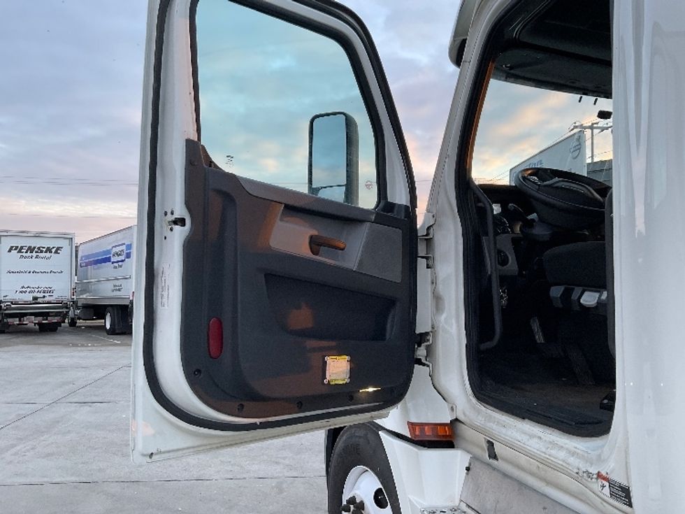 Sleeper Tractor-Heavy Duty Tractors-Freightliner-2020-T12664ST-Knoxville-TN-506,867\n\t\tmiles-$ 60,000 - Image 9