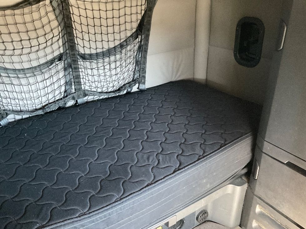 Sleeper Tractor-Heavy Duty Tractors-Freightliner-2020-T12664ST-Knoxville-TN-592,502\n\t\tmiles-$ 57,250 - Image 16