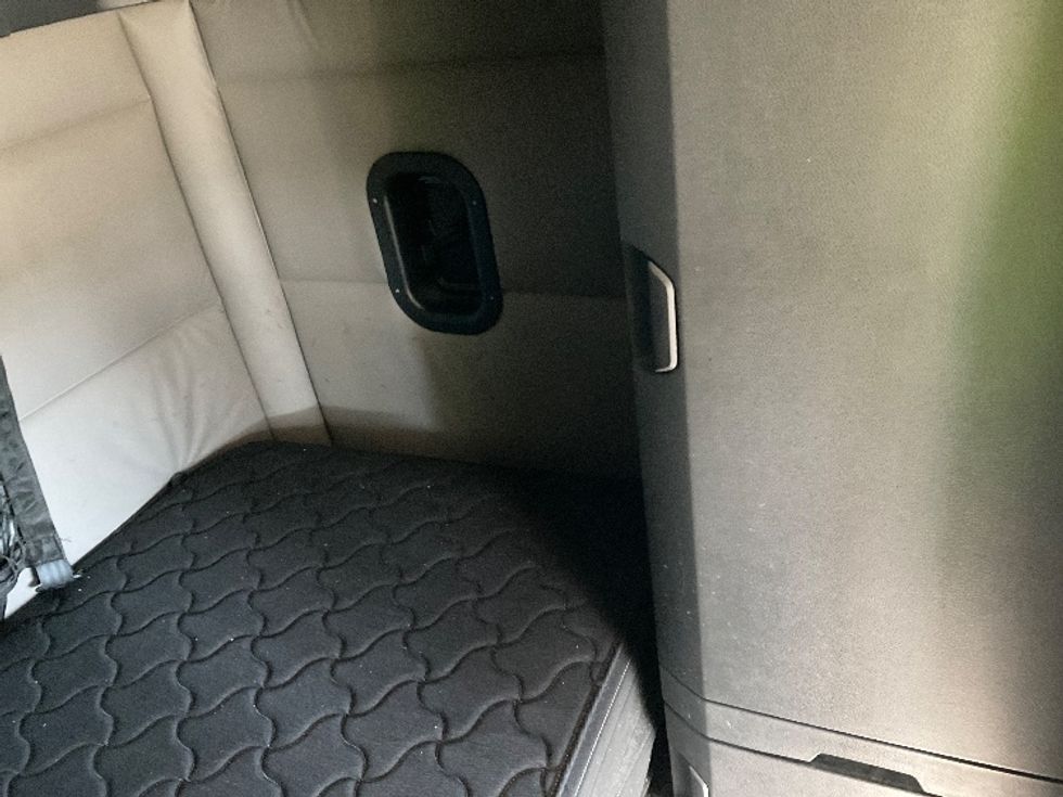 Sleeper Tractor-Heavy Duty Tractors-Freightliner-2020-T12664ST-Knoxville-TN-592,502\n\t\tmiles-$ 57,250 - Image 18