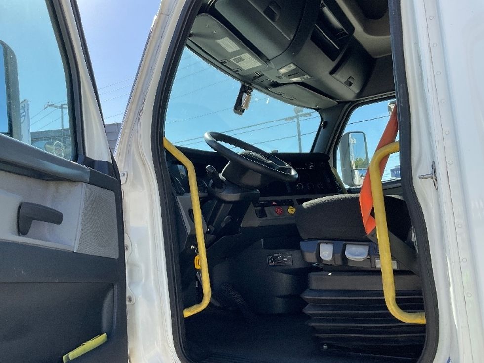 Sleeper Tractor-Heavy Duty Tractors-Freightliner-2020-T12664ST-Knoxville-TN-592,502\n\t\tmiles-$ 57,250 - Image 5