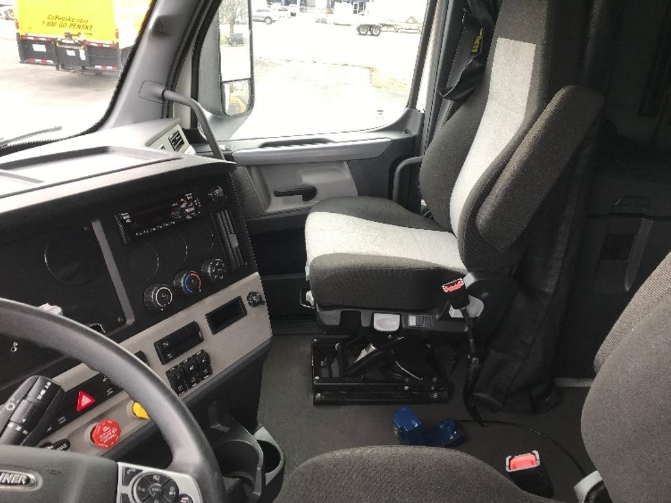 Sleeper Tractor-Heavy Duty Tractors-Freightliner-2020-T12664ST-Kokomo-IN-494,616\n\t\tmiles-$ 67,250 - Image 12