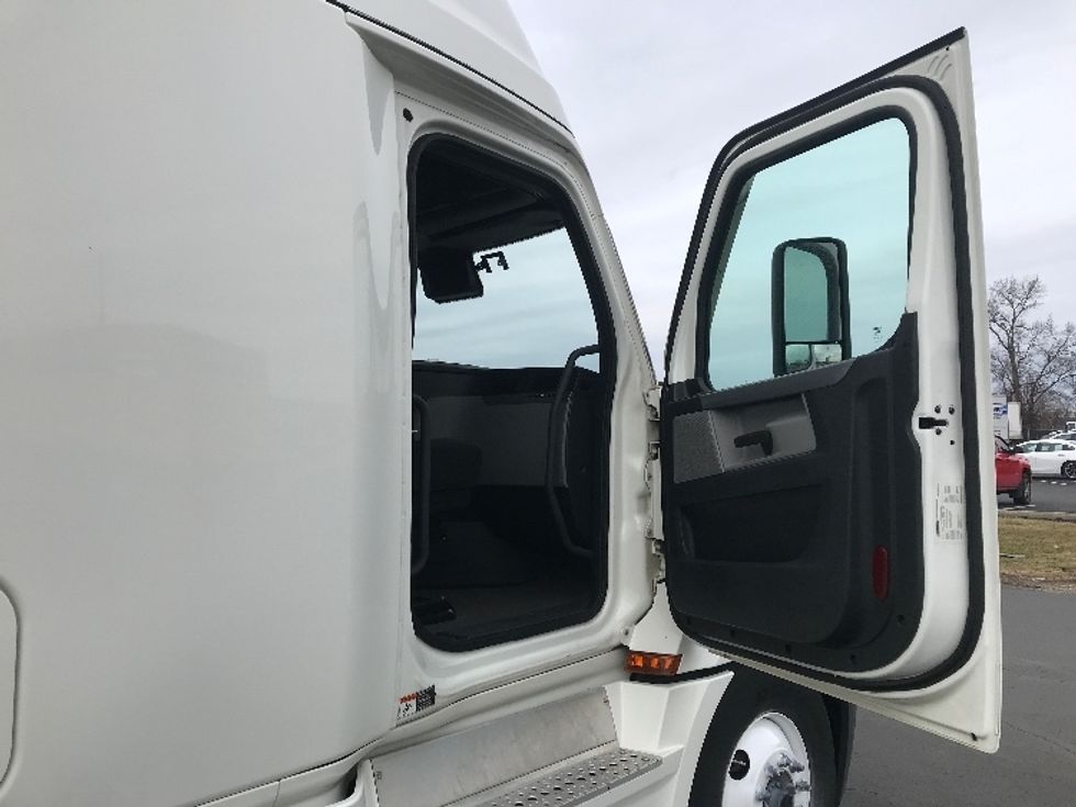 Sleeper Tractor-Heavy Duty Tractors-Freightliner-2020-T12664ST-Kokomo-IN-494,616\n\t\tmiles-$ 67,250 - Image 13