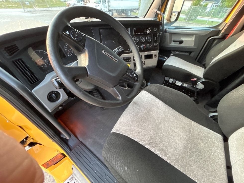 Sleeper Tractor-Heavy Duty Tractors-Freightliner-2020-T12664ST-Kokomo-IN-799,800\n\t\tmiles-$ 41,750 - Image 10