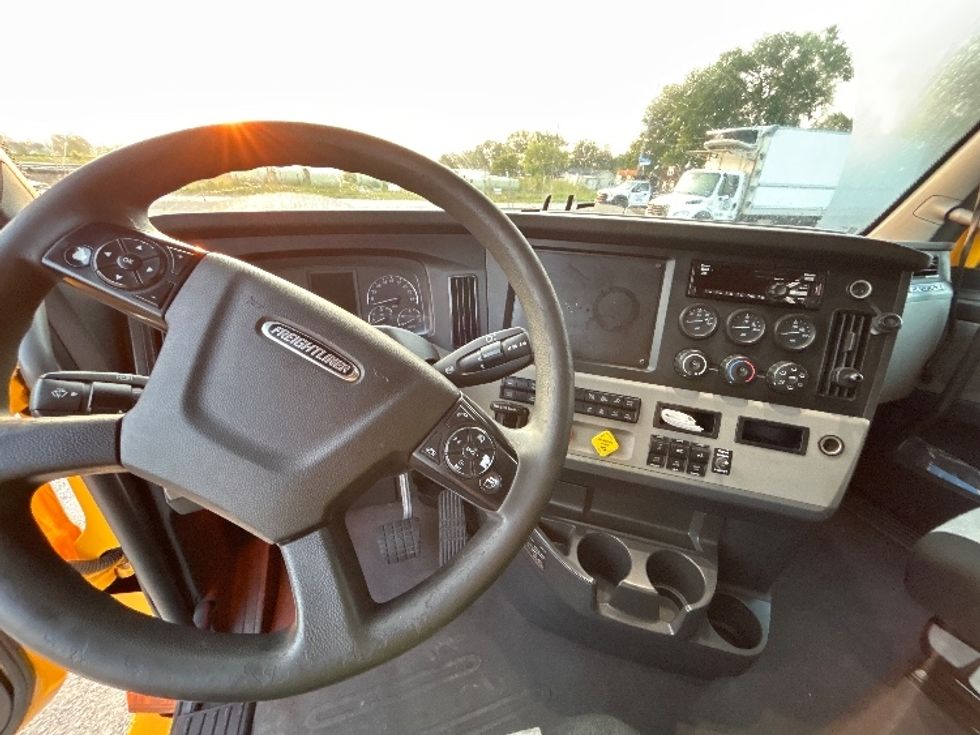 Sleeper Tractor-Heavy Duty Tractors-Freightliner-2020-T12664ST-Kokomo-IN-799,800\n\t\tmiles-$ 41,750 - Image 11