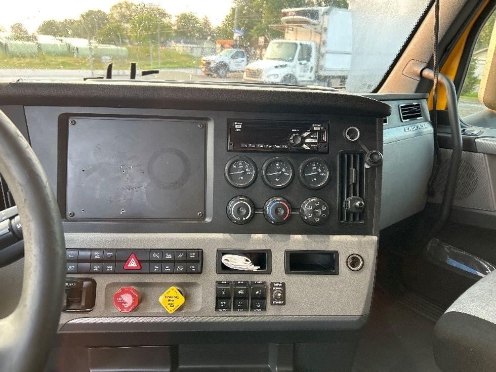 Sleeper Tractor-Heavy Duty Tractors-Freightliner-2020-T12664ST-Kokomo-IN-799,800\n\t\tmiles-$ 41,750 - Image 12