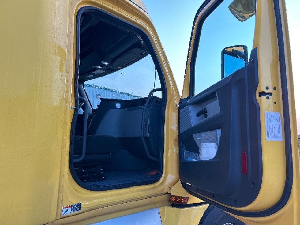 Sleeper Tractor-Heavy Duty Tractors-Freightliner-2020-T12664ST-Kokomo-IN-799,800\n\t\tmiles-$ 41,750 - Image 13