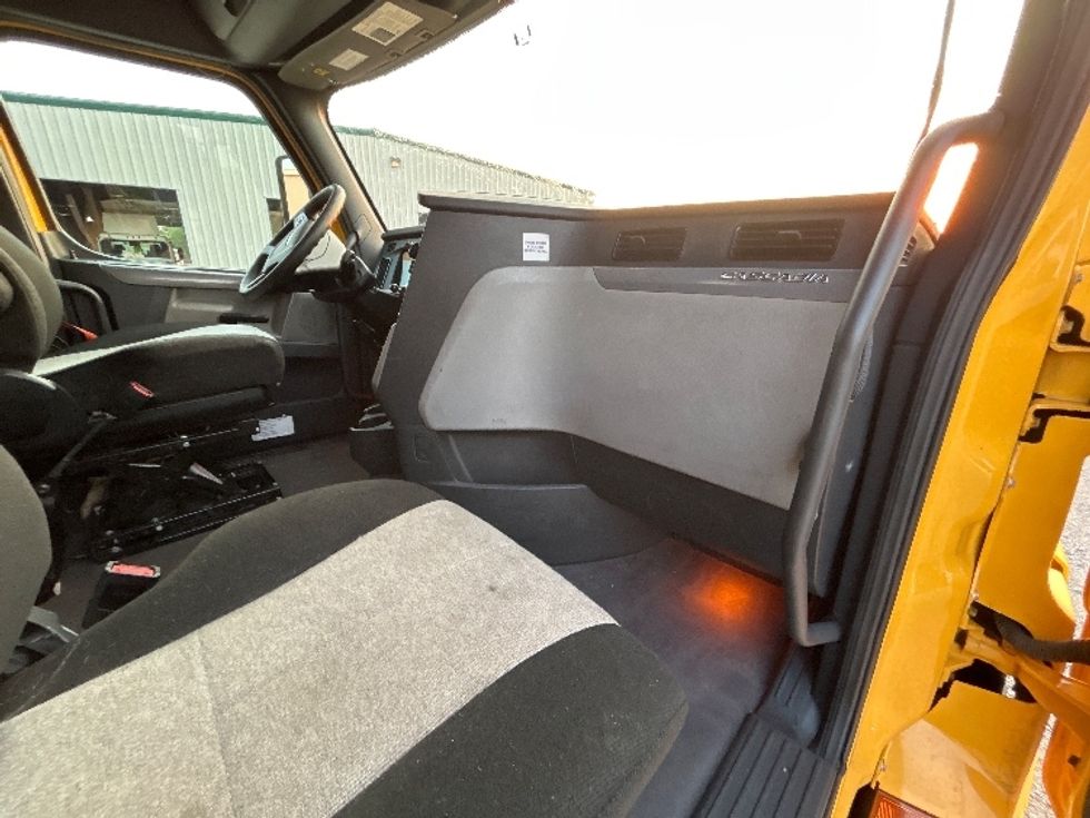 Sleeper Tractor-Heavy Duty Tractors-Freightliner-2020-T12664ST-Kokomo-IN-799,800\n\t\tmiles-$ 41,750 - Image 14