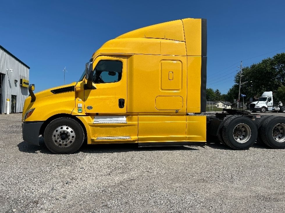 Sleeper Tractor-Heavy Duty Tractors-Freightliner-2020-T12664ST-Kokomo-IN-799,800\n\t\tmiles-$ 41,750 - Image 4