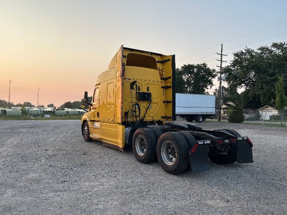 Sleeper Tractor-Heavy Duty Tractors-Freightliner-2020-T12664ST-Kokomo-IN-799,800\n\t\tmiles-$ 41,750 - Image 5