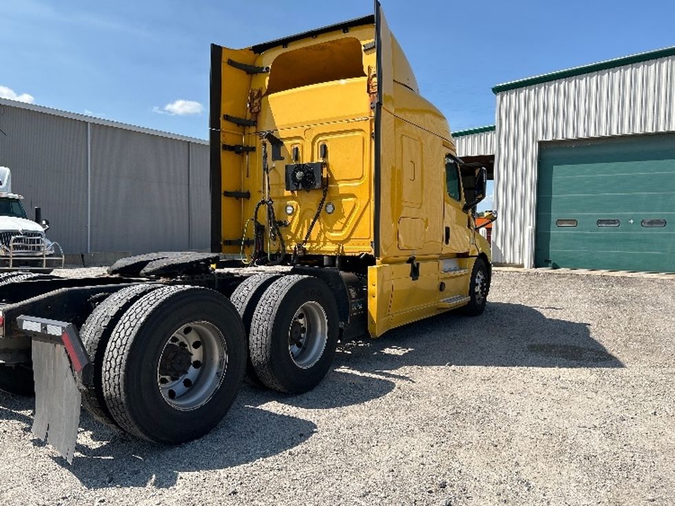 Sleeper Tractor-Heavy Duty Tractors-Freightliner-2020-T12664ST-Kokomo-IN-799,800\n\t\tmiles-$ 41,750 - Image 7