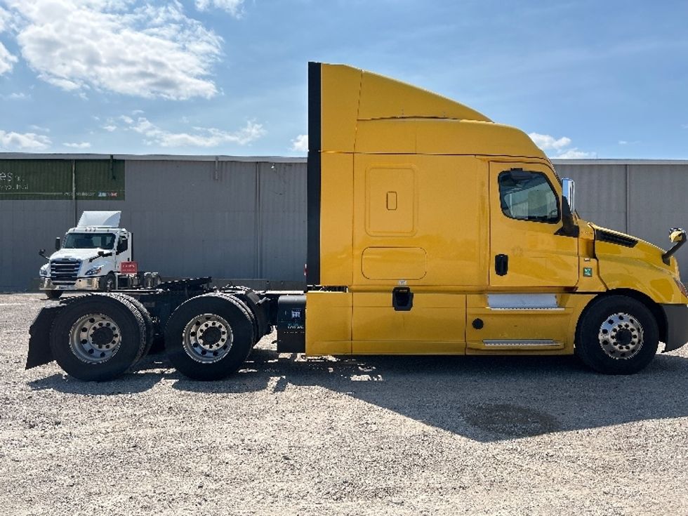 Sleeper Tractor-Heavy Duty Tractors-Freightliner-2020-T12664ST-Kokomo-IN-799,800\n\t\tmiles-$ 41,750 - Image 8